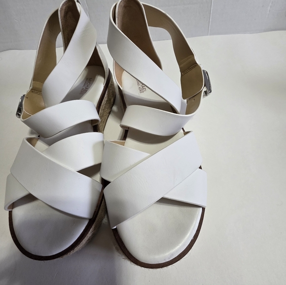 Michael Kors Darby White Leather Buckle Sandals 7.5 - Picture 4 of 11